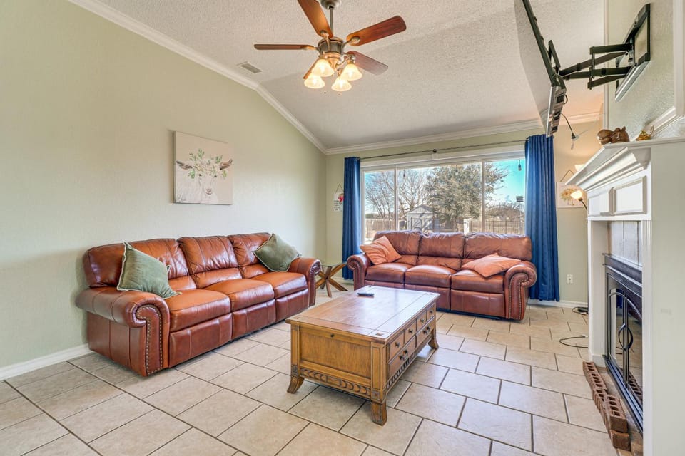 Hot Tub, Pool, & Fire Pit! Solar-Powered Hutto Gem House in Texas