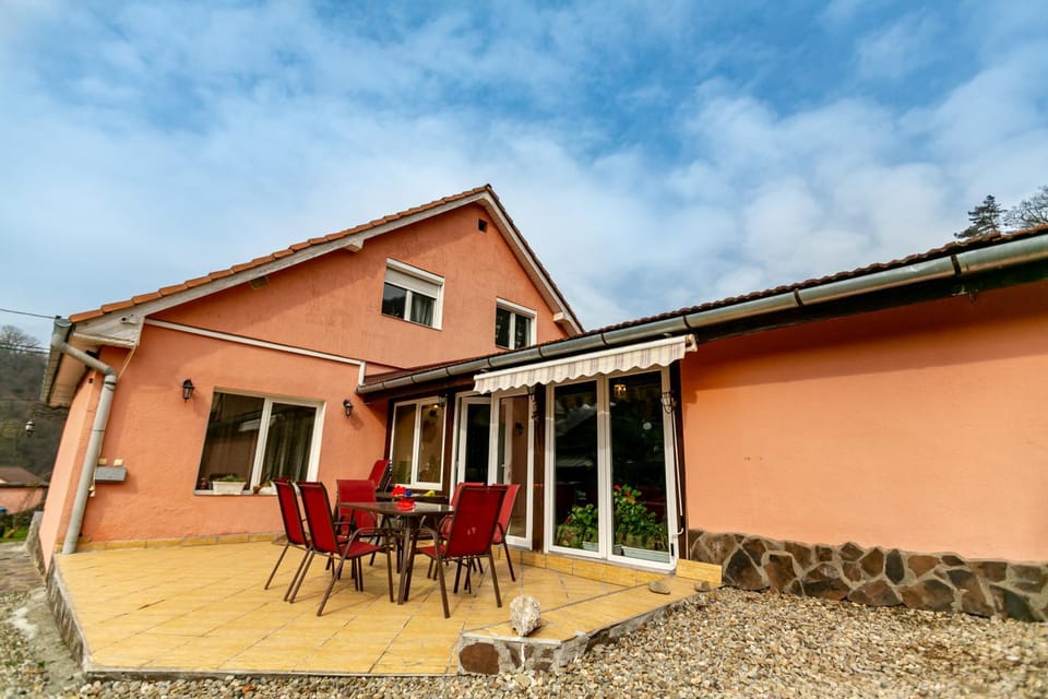 Property building, Garden, Balcony/Terrace
