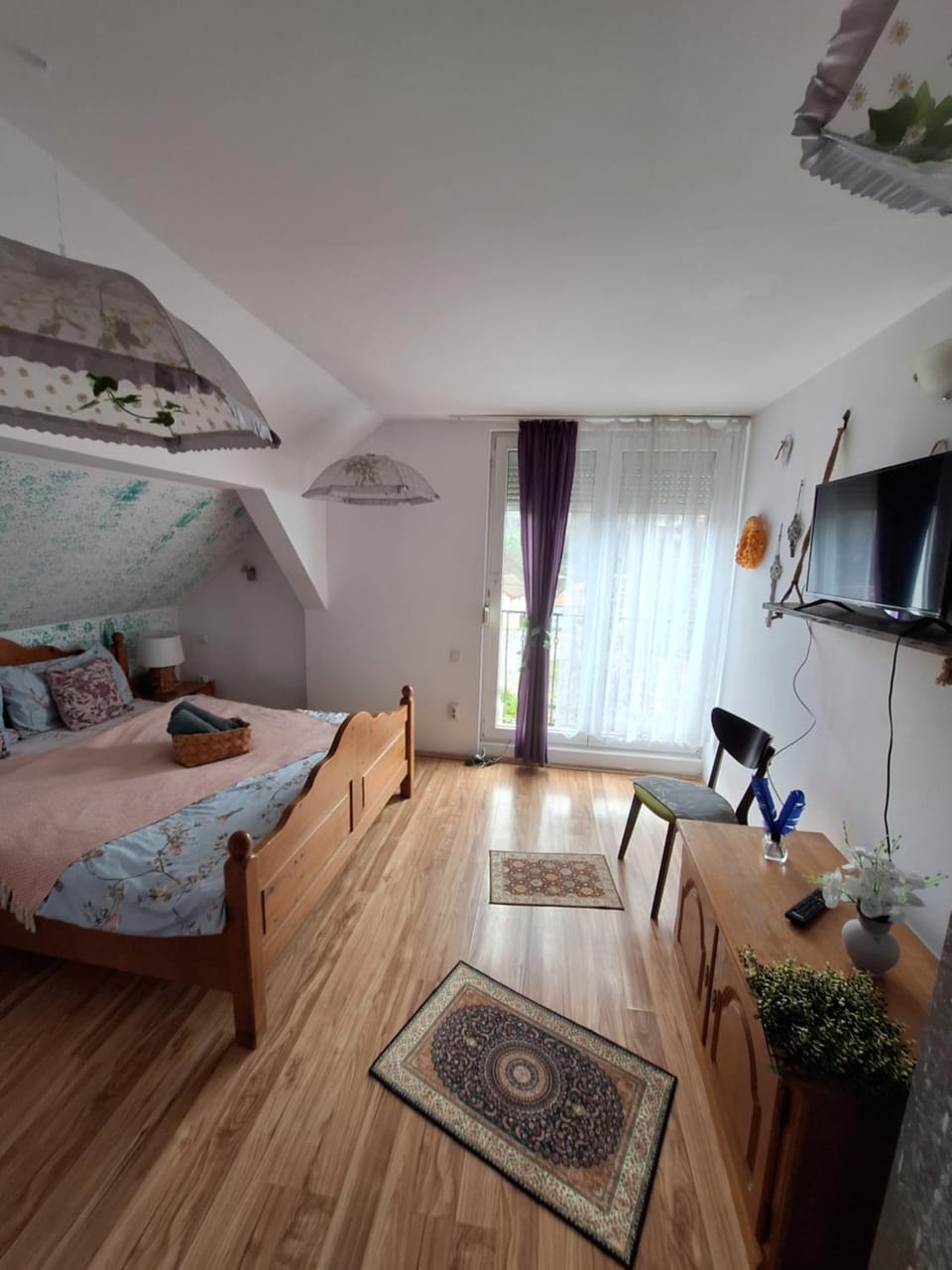 Living room, Photo of the whole room