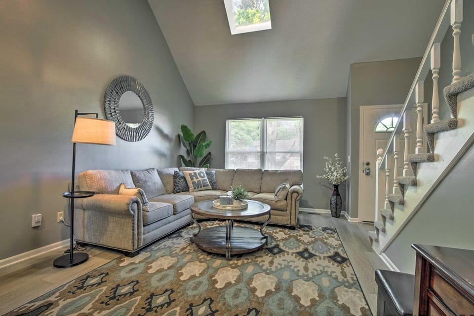 Modern Townhome w/ Fireplace: Near Stoll Park House in Olathe