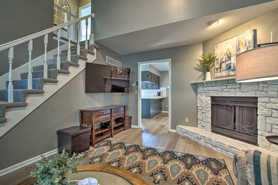 Modern Townhome w/ Fireplace: Near Stoll Park House in Olathe