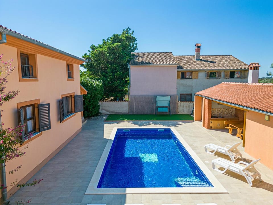 Property building, Day, BBQ facilities, Pool view, Swimming pool, sunbed