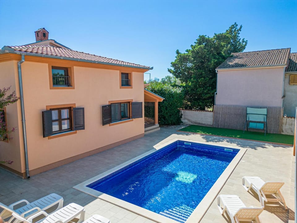 Property building, Patio, Day, Pool view, Swimming pool, sunbed