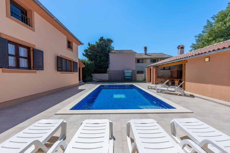 Property building, Swimming pool, sunbed