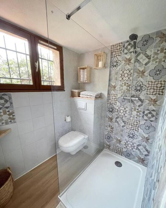 Shower, Toilet, Bathroom, towels