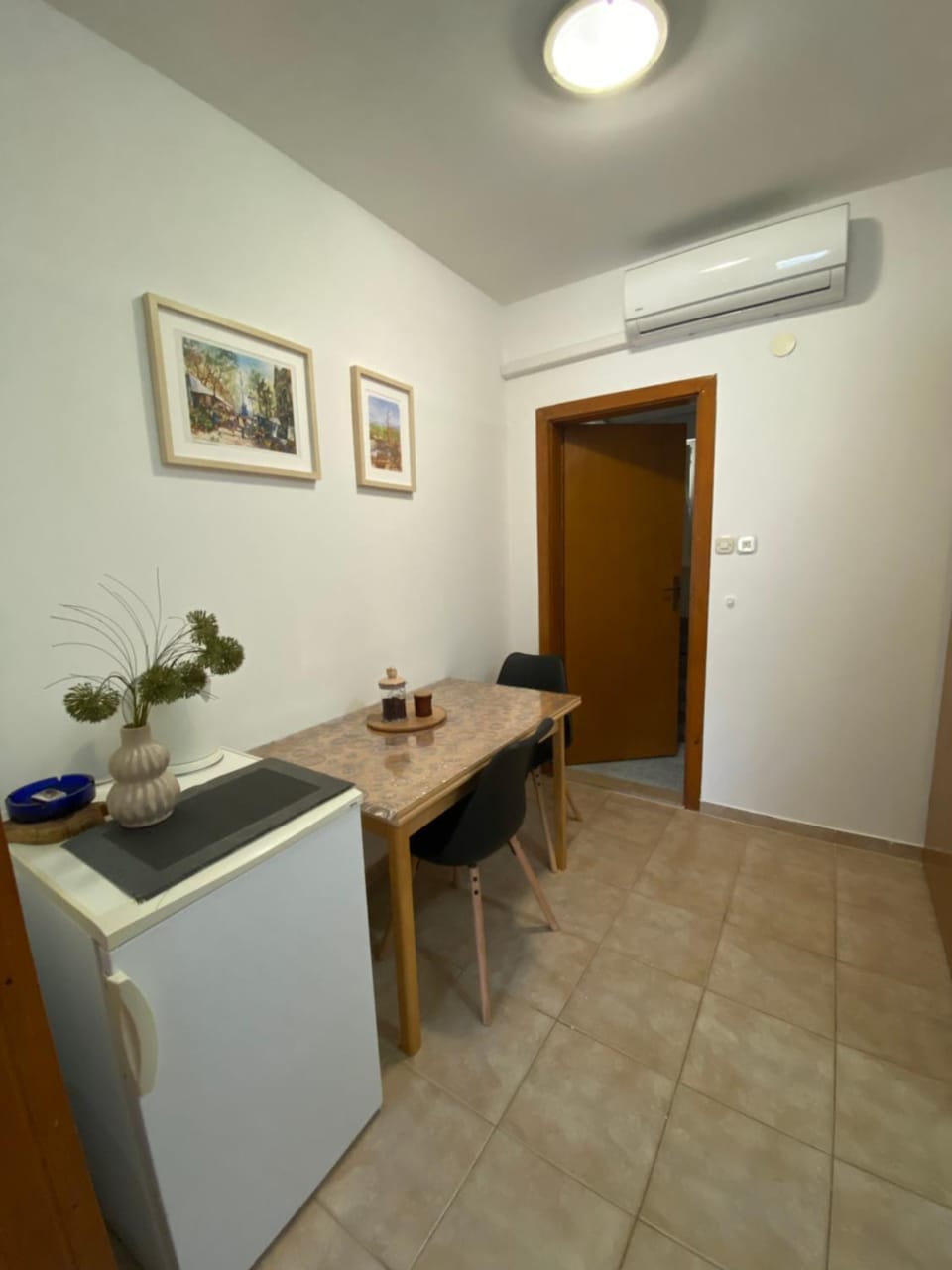 Kitchen or kitchenette, Dining area, air conditioner