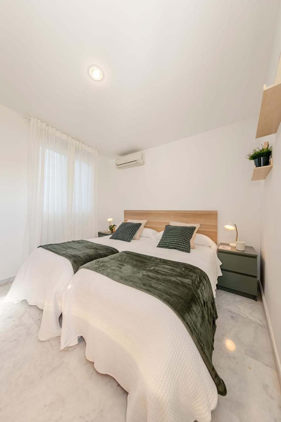 Bed, Photo of the whole room, Bedroom, air conditioner