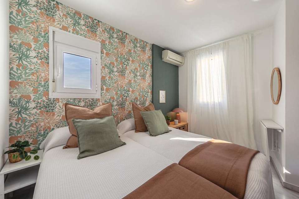 Bed, Photo of the whole room, Bedroom, air conditioner