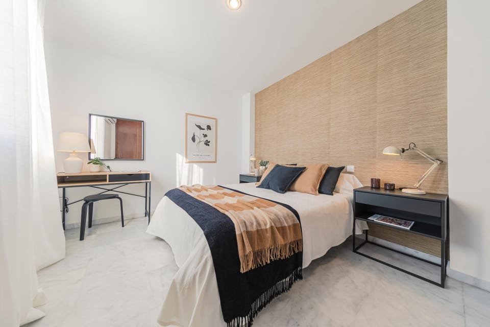 Bed, TV and multimedia, Photo of the whole room, Bedroom, hair dresser