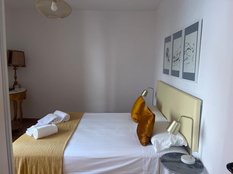 Bedroom, towels