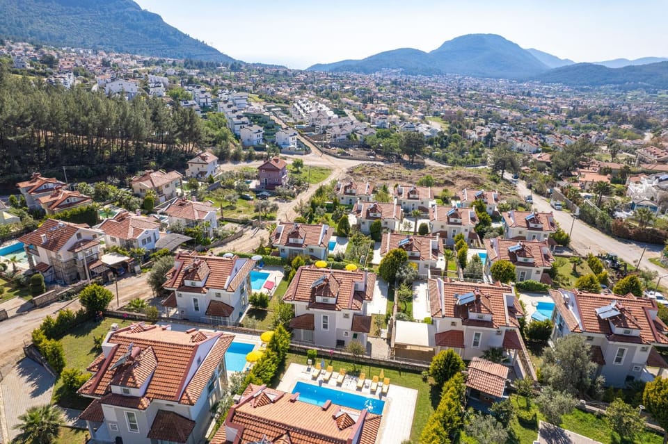 Property building, Bird's eye view, City view, Mountain view, Pool view, Swimming pool