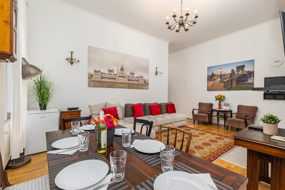 Central Budapest Apartment in Historical Building With Free Private Parking Apartment in Budapest