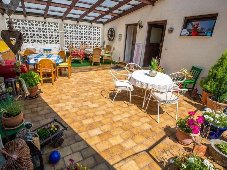Property building, Balcony/Terrace, Living room