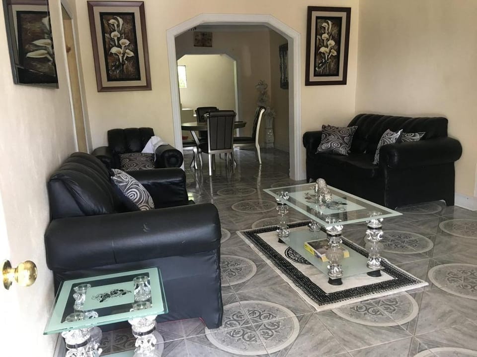 Arms of Charms Guesthouse Bed and Breakfast in Saint Catherine Parish
