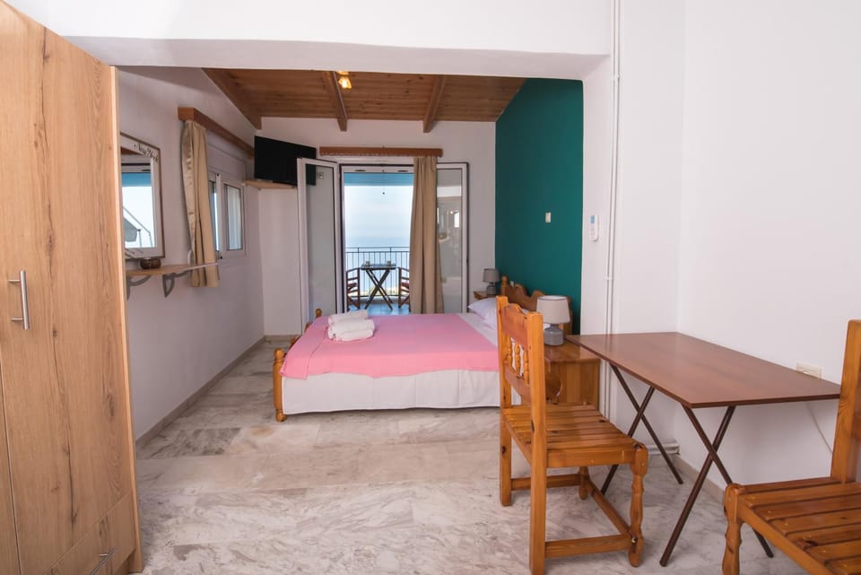 Photo of the whole room, Sea view