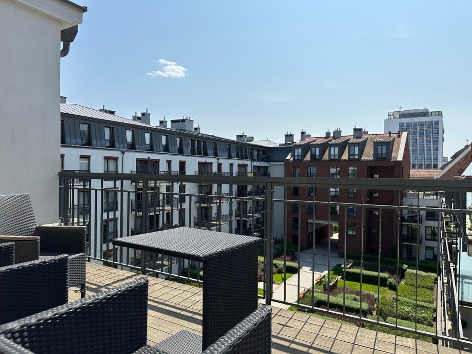 Property building, Patio, Balcony/Terrace