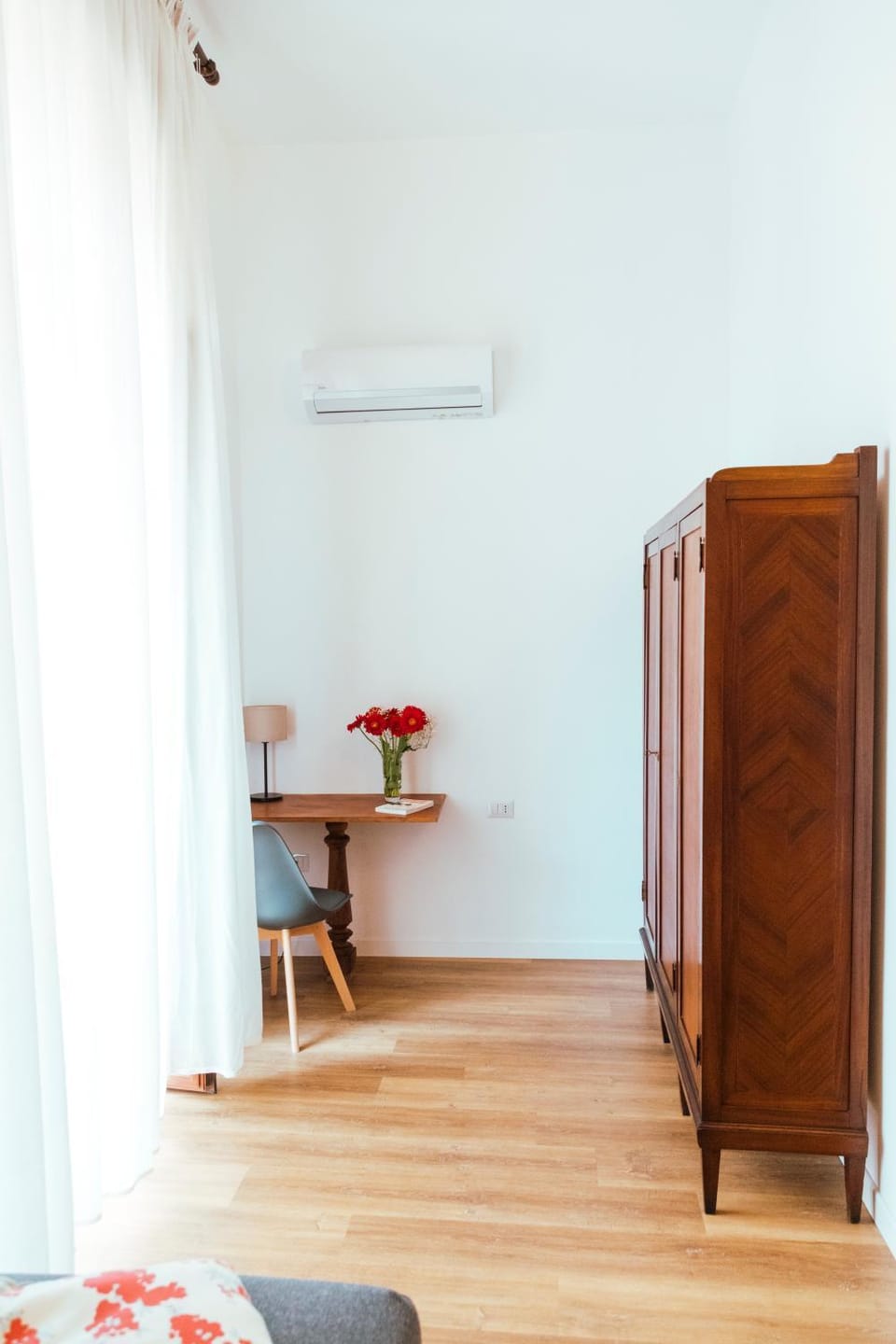 Photo of the whole room, wardrobe, air conditioner