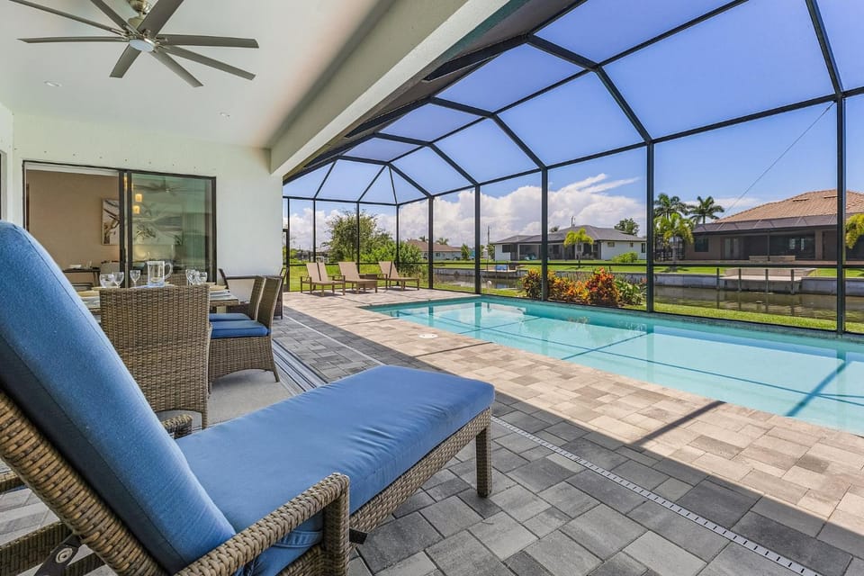 Swimming pool, sunbed