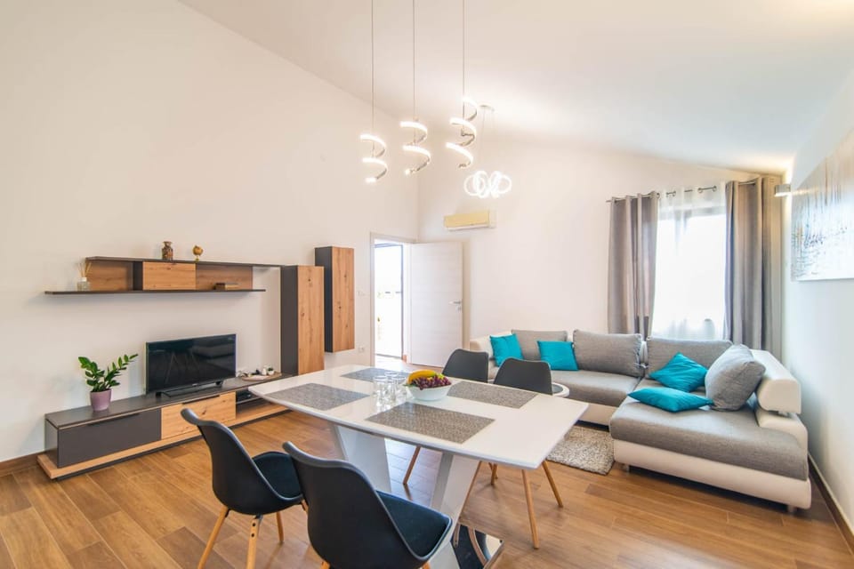 TV and multimedia, Living room, Seating area, Dining area