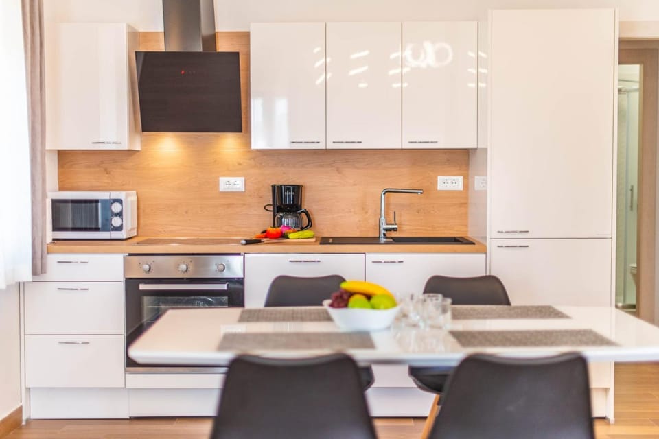 Kitchen or kitchenette, Dining area, oven, stove, toaster