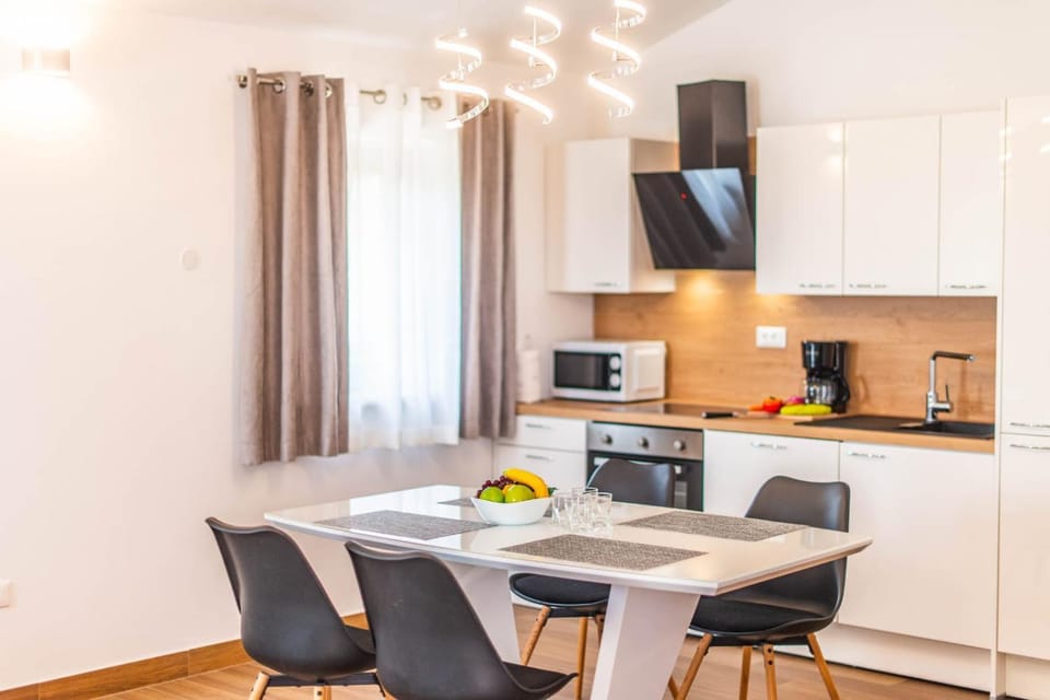 Kitchen or kitchenette, Food and drinks, Dining area, Food, Breakfast, oven, stove, toaster