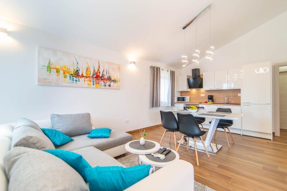 Kitchen or kitchenette, Living room, Seating area, Dining area, oven, stove