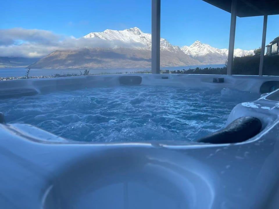 Nearby landmark, Natural landscape, Hot Tub, Mountain view