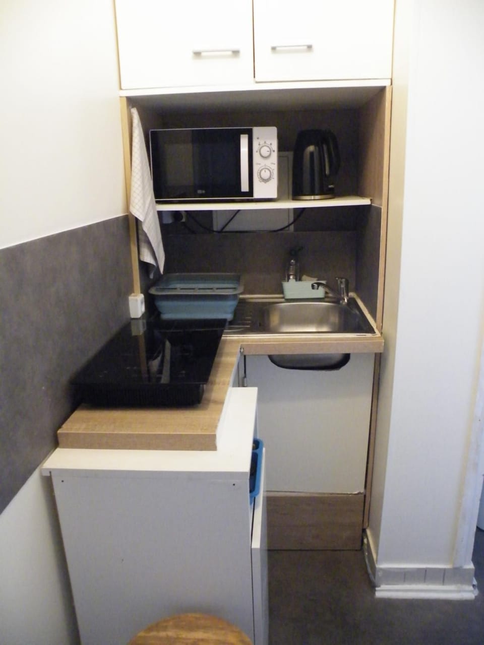 Kitchen or kitchenette, minibar, stove