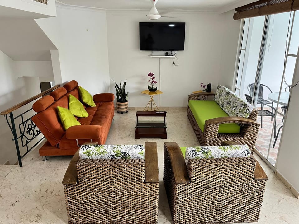 Communal lounge/ TV room, TV and multimedia, Living room, Seating area, Evening entertainment