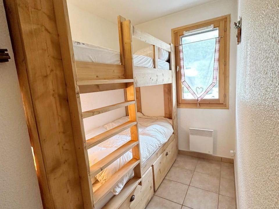 Bel Appartement Central avec Terrasse en Plein Cœur de Samoëns - FR-1-624-19 Apartment in Samoëns