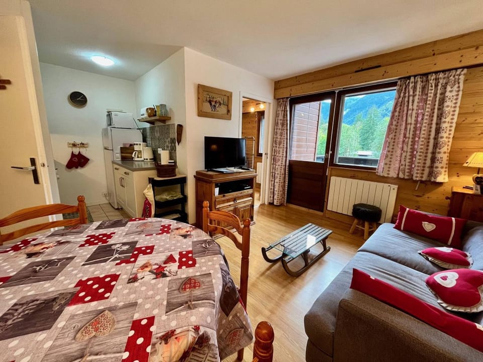 Bel appartement moderne avec balcon et parking - FR-1-624-59 Apartment in Samoëns