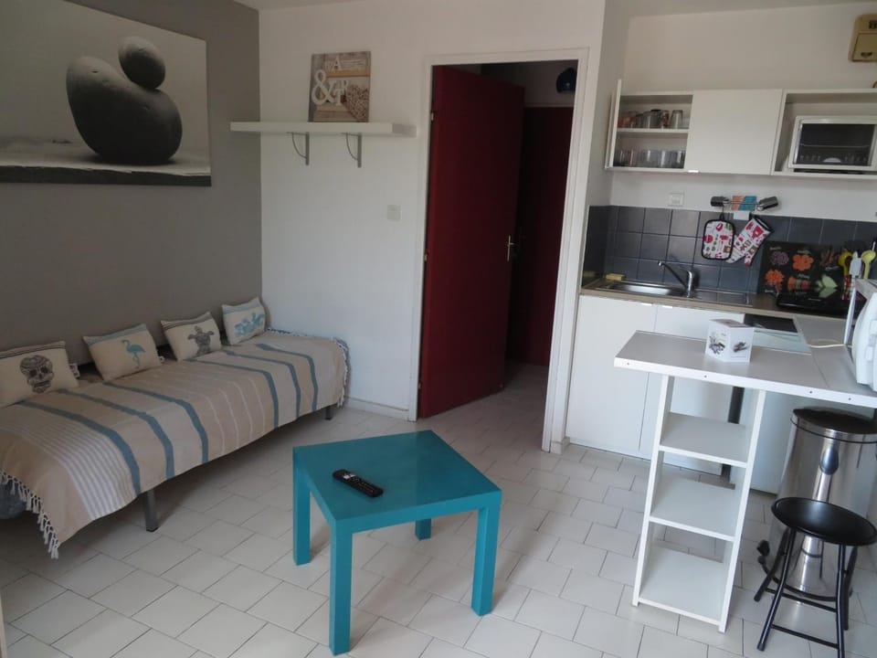 Studio cabine à 300m de la plage avec loggia vitrée - FR-1-338-428 Cabin in Occitanie