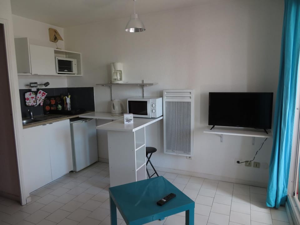 Studio cabine à 300m de la plage avec loggia vitrée - FR-1-338-428 Cabin in Occitanie