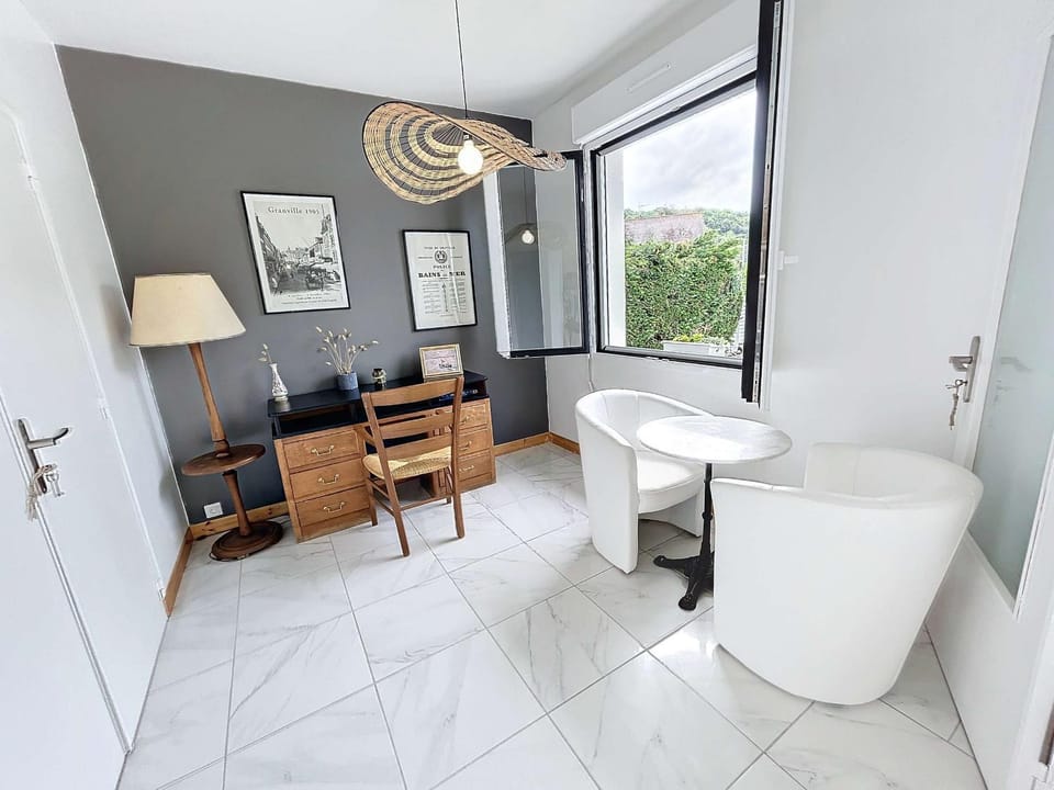 Maison calme, proche plage et commerces à Jullouville, jardin clos, 3 chambres, idéale vacances - FR-1-361-381 House in Jullouville