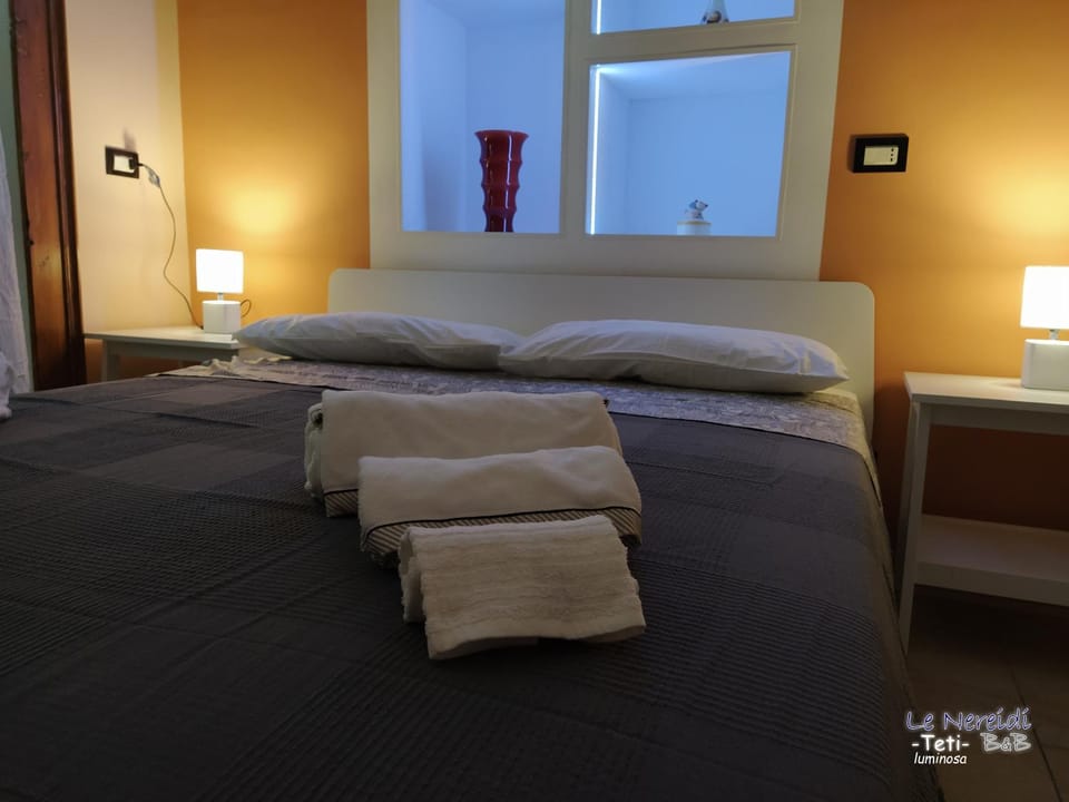 Shower, Property building, Bed, Bathroom, Balcony/Terrace