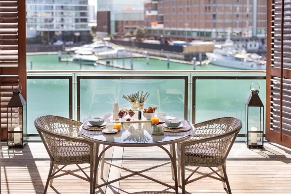 Restaurant/places to eat, View (from property/room), Balcony/Terrace, Food and drinks, Seating area, Dining area, City view, Sea view, Breakfast, Continental breakfast