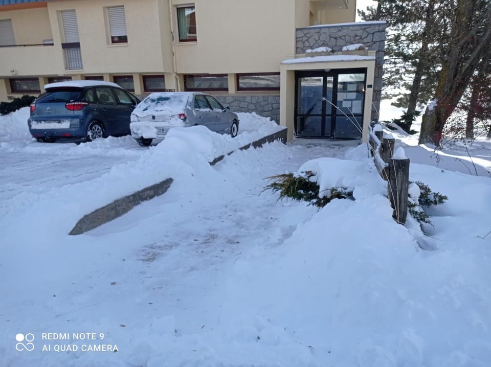 Studio MARMOTTE FONT-ROMEU 4 personnes avec balcon Résidence VAL SOLEIL entièrement rénové en juin 2021 place de PARKING & WIFI gratuit , draps & serviettes de toilettes non inclus, sabanas y toallas no incluidos Apartment in Bolquère