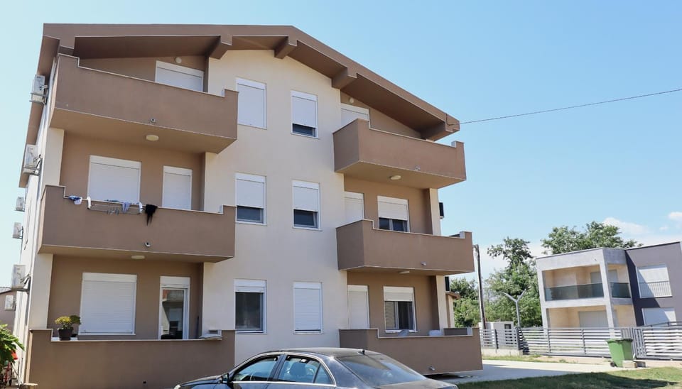 Property building, Day, Neighbourhood, Parking