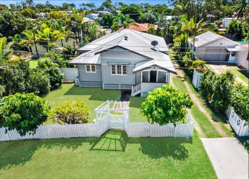 Urangan Family Friendly home with views & wifi by Custom Bnb Hosting House in Hervey Bay