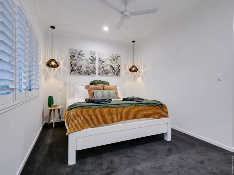 Urangan Family Friendly home with views & wifi by Custom Bnb Hosting House in Hervey Bay