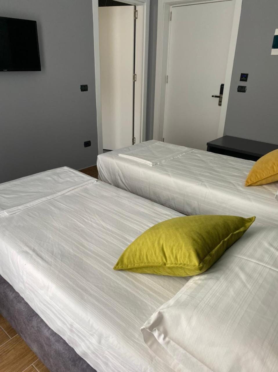 Bed, TV and multimedia, Photo of the whole room, Bedroom