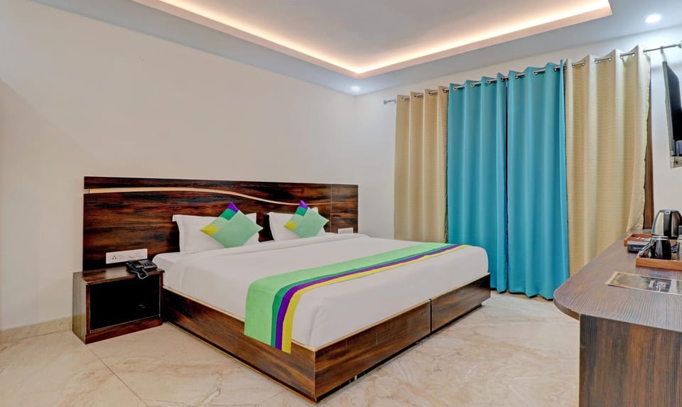 Bed, Living room, Photo of the whole room, Bedroom, fireplace, air conditioner