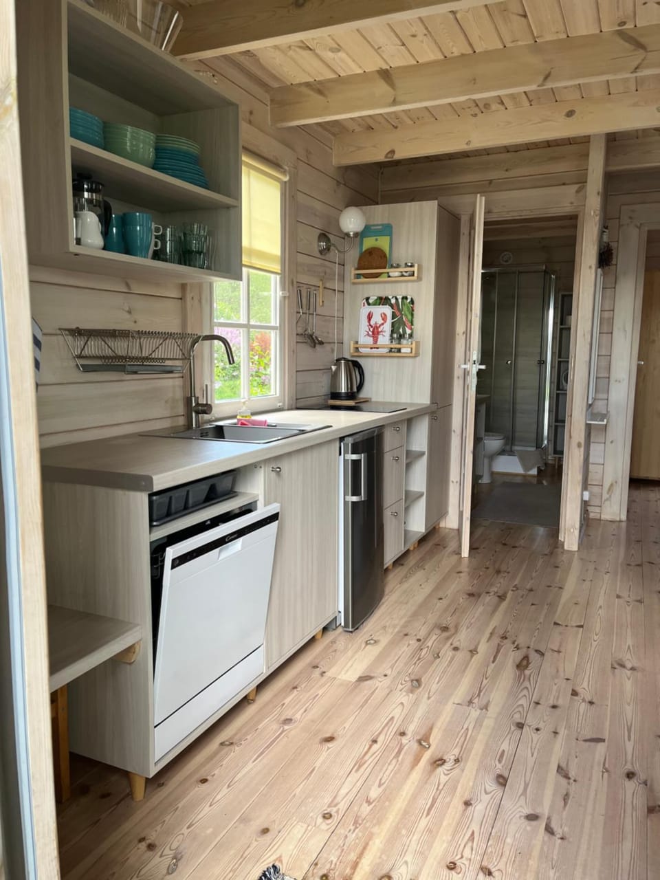 Kitchen or kitchenette, oven