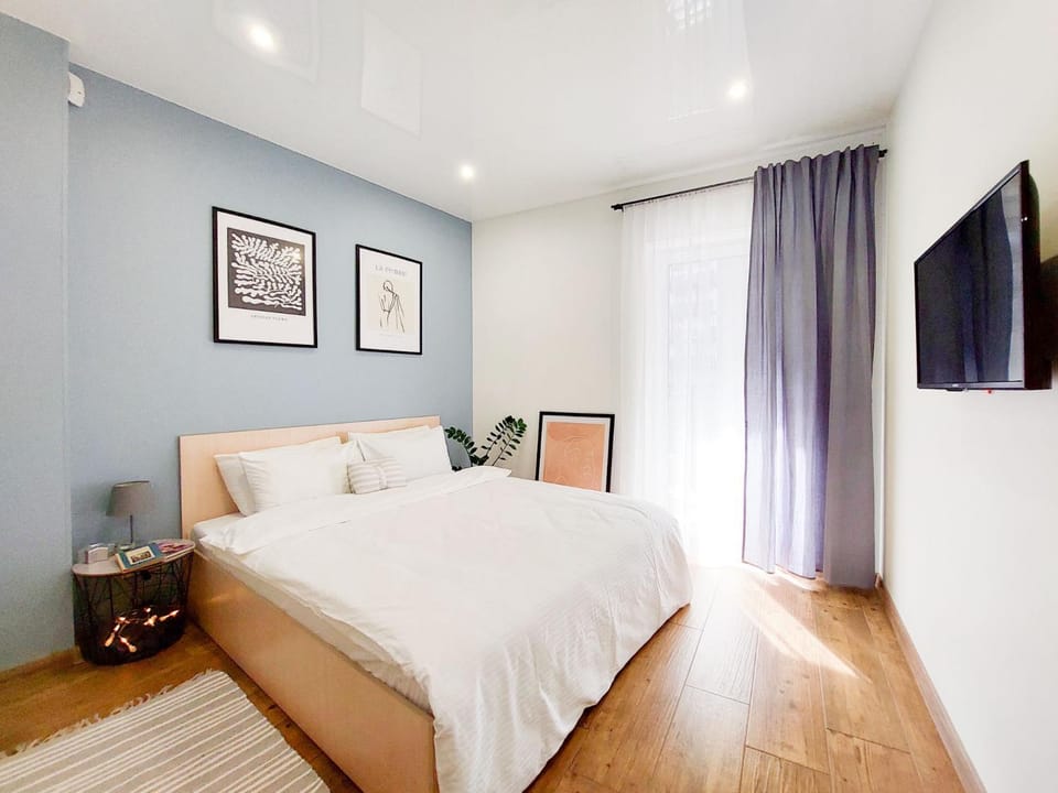 Bed, TV and multimedia, Bedroom