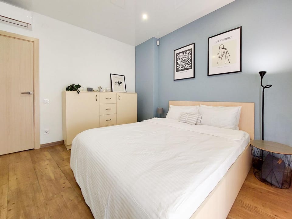Bed, Photo of the whole room, Bedroom, wardrobe, air conditioner
