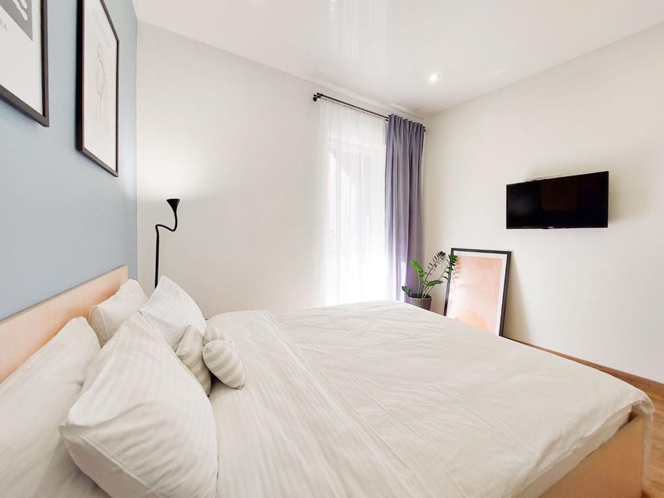 Bed, TV and multimedia, Photo of the whole room, Bedroom