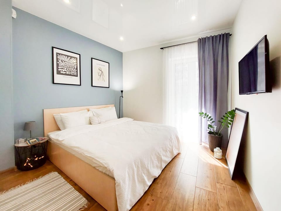 Bed, TV and multimedia, Photo of the whole room, Bedroom