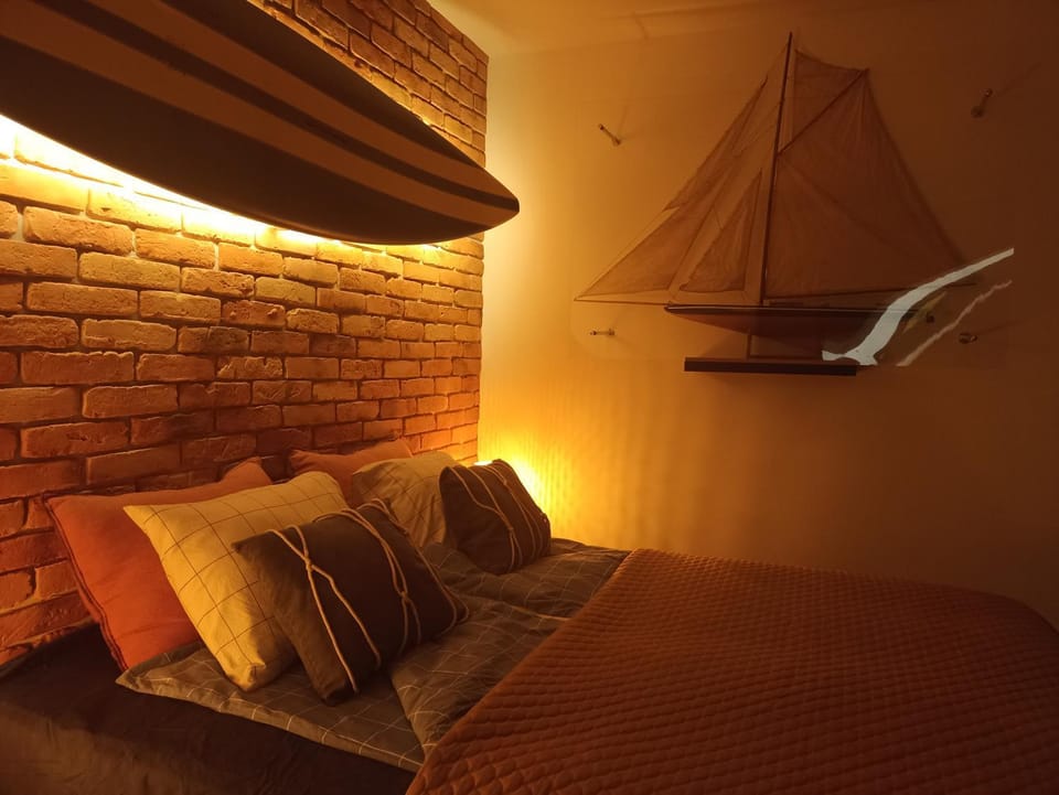 Bed, Living room, Photo of the whole room, Decorative detail, Seating area