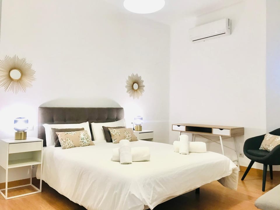 Bed, Photo of the whole room, Bedroom