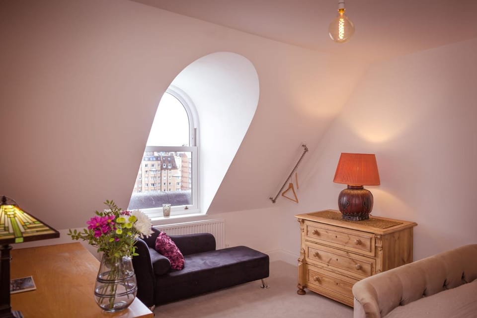 Artist's Loft - stylish 1-bed just 5 mins stroll from the beach Apartment in Hastings